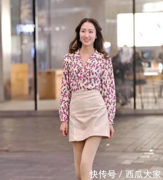 『蓝色』明眸善睐的美女,一件蓝色外套配黑色短裙,时尚气质女人味