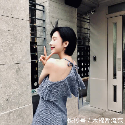 张俪穿绿格吊带出门，腋下勒出一撮毛，网友：看得我看尴尬啊！