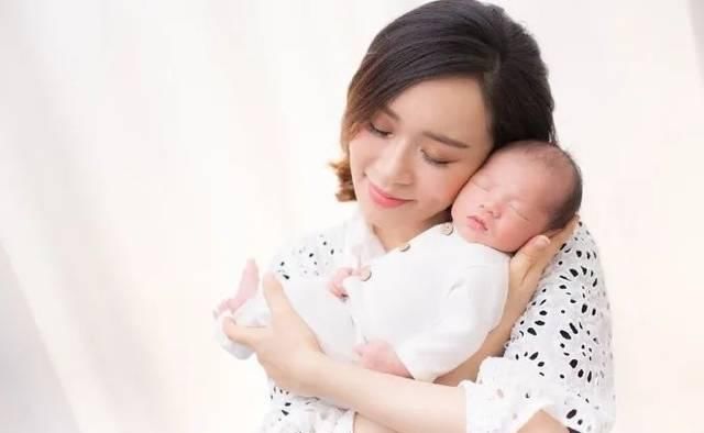  [儿子]杨思琦带儿子拍写真，合照未见爸爸出镜，香港网友：孩子太可怜了
