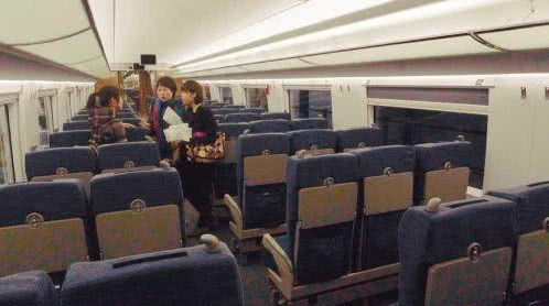  「高铁」为何乘客宁愿坐火车卧铺，也不愿去坐高铁与飞机？原因