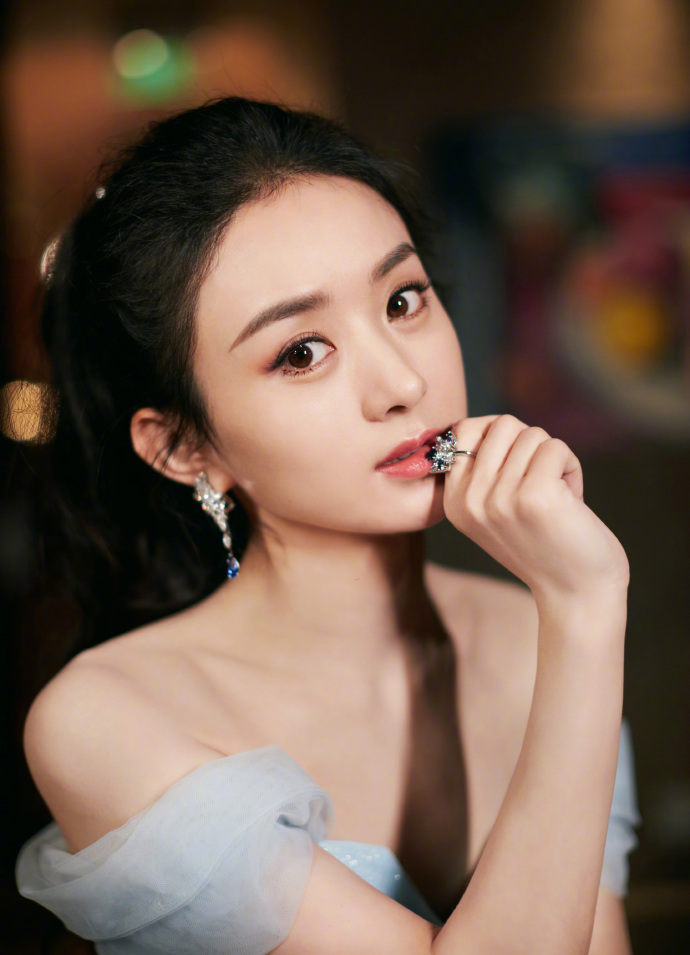 『 赵丽颖化身冰雪女王』化身冰雪女王Elsa优雅高贵,赵丽颖一袭冰蓝细闪抹胸纱裙现身