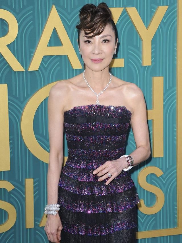 56岁杨紫琼身材纤细，大胆穿薄纱裙，网友：换个发型吧！