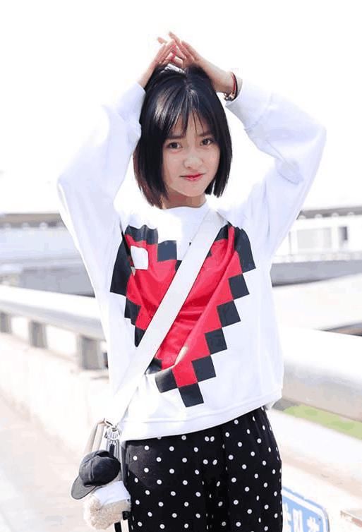 沈月现身机场，网友直呼:小短腿有了大长腿的既视感