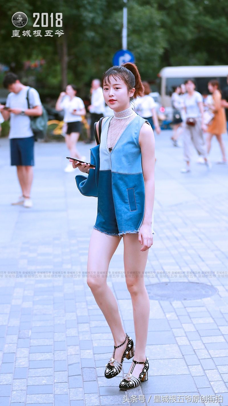 街拍:几乎每个爱美的女孩，都喜欢这样的穿衣方式