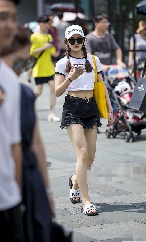 街拍:美女穿包臀裙，紧实的腿部线条，饱满的身材，真出众!