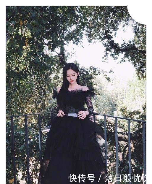 鞠婧祎咋想的? 竟把袜子当裤子穿, 网友: 单飞后越来越疯狂了!