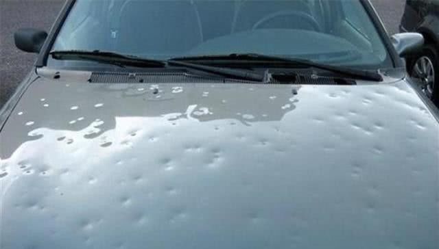  汽车■天降冰雹，许多汽车都解开了遮羞布，网友：质量好才是真
