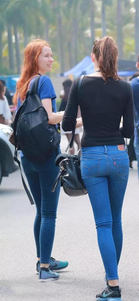 街拍：小姐姐身穿一袭白色连衣裙，整个人愈发白皙水嫩，特别好看