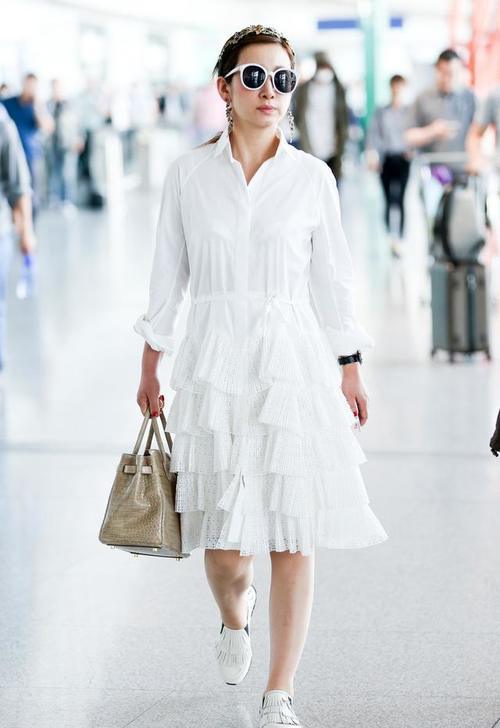 40岁秦海璐装嫩太用力，白色蛋糕裙穿出58岁老粗腿，网友：真尴尬