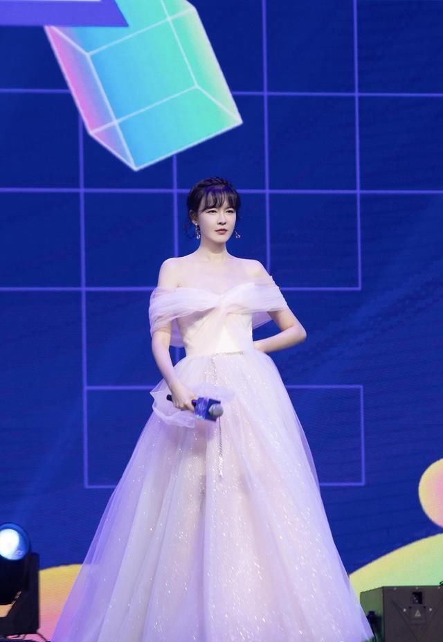  [连衣裙的时]李艾当妈后气质更甜美，薄纱露肩连衣裙亮相，编发发型时尚洋气
