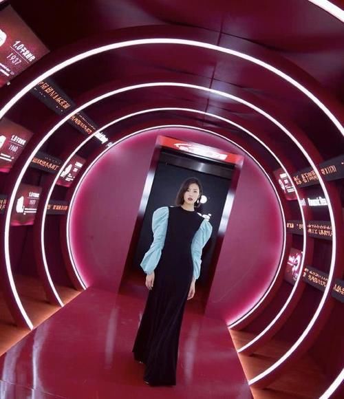 女人:刘雯的礼裙太A了,“松紧带”也能穿出高级感,短发更有女人味儿