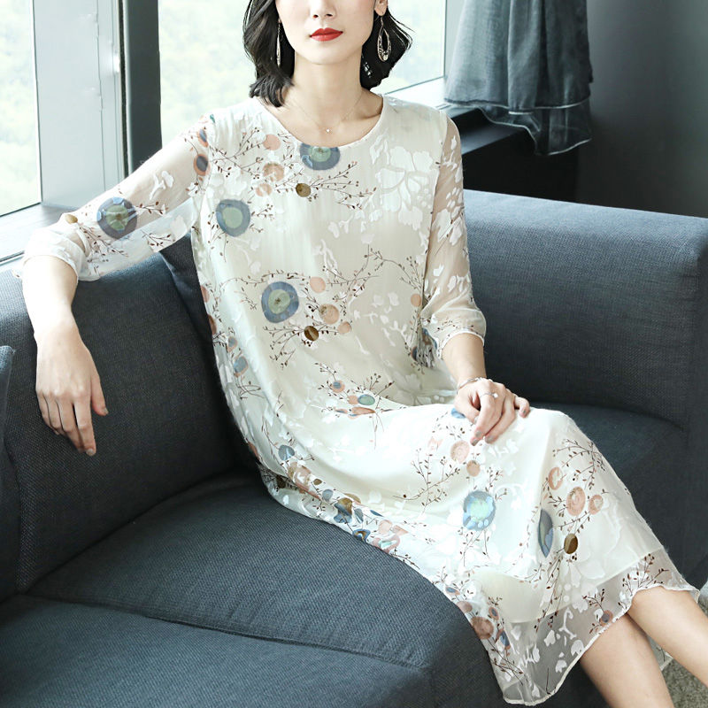 女人不会利用上你的好身材?学下图女人穿“流氓裙”，性感女人味