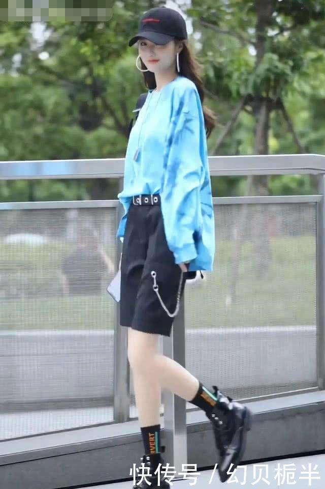 【堆堆】超显瘦的休闲风,小姐姐蓝色“堆堆衣”搭五分裤,细腿手臂一样细