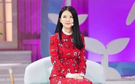 李湘与张柏芝，同穿红色印花连衣裙，差别有点大？