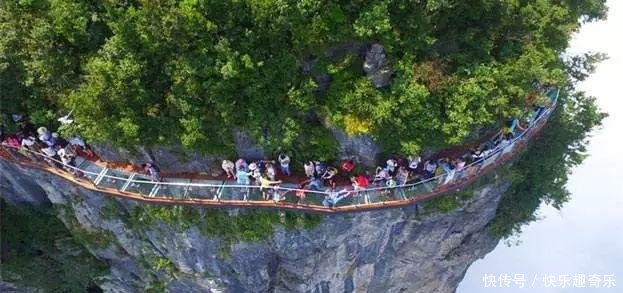 吓哭！绵阳首座5D悬空玻璃桥来了！万丈深渊上，一踩就“炸裂”