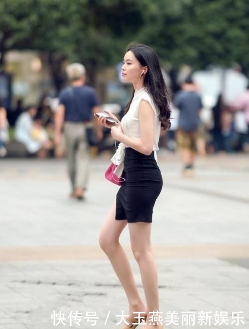  [淡淡的]路人街拍，美女身穿一袭黑色长裙，带着一抹淡淡的优雅