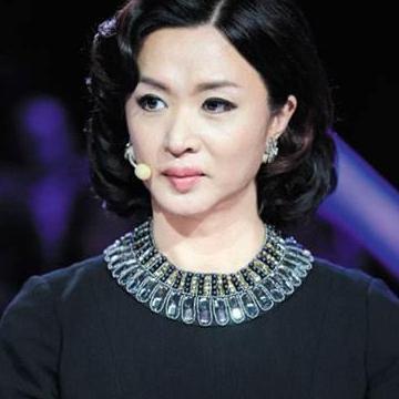 50岁的金星厉害了！挑战赵薇陶虹同穿波点裙，网友：到底谁赢了