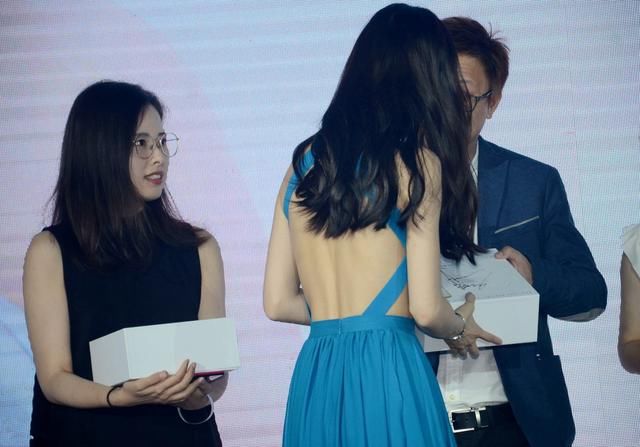 杨颖现身活动同时秀腿、秀腰、露美背，网友：教主同意了吗？