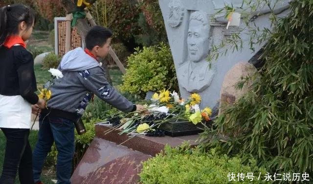 正团职飞行员李剑英烈士，牺牲12年，葬于家乡郑州，墓前鲜花不断