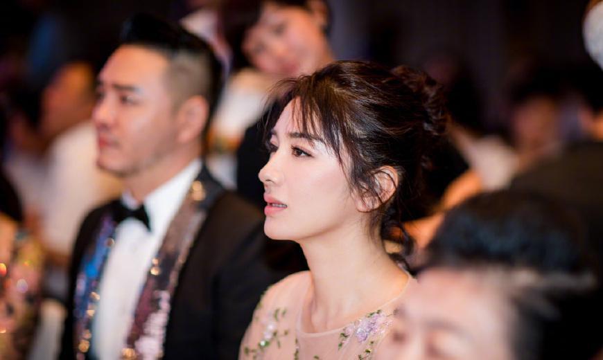 40岁黄奕厉害了！仅剪了个空气刘海显小20岁，网友：我又恋爱