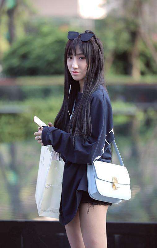 街拍: 美女美目流盼、淡雅脱俗, 完美身材尽显无疑!