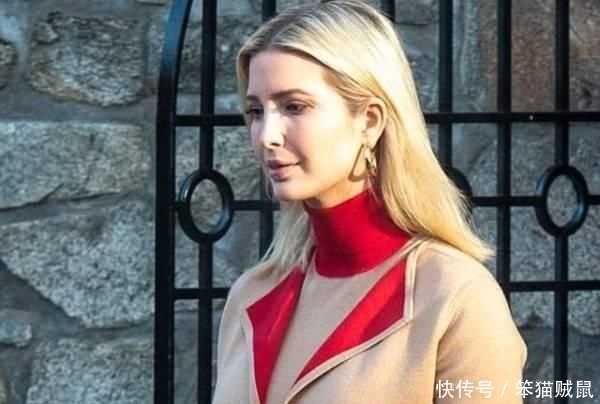  卡变@伊万卡变时装模特，米色外套连衣裙配及膝长靴，领口一抹红色吸睛