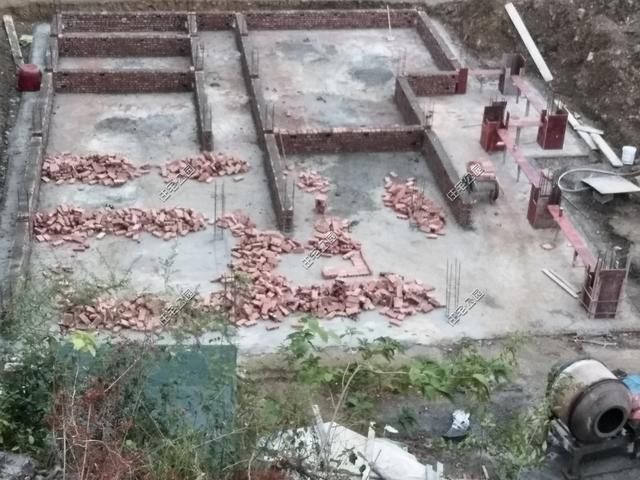  房盖■重庆刘先生回乡建洋楼，光挖机费就花了2万多，这房盖的有