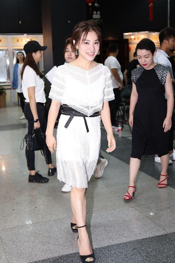 刘璇穿西装下半身不忍直视，但换上裙子，美到你不敢认!