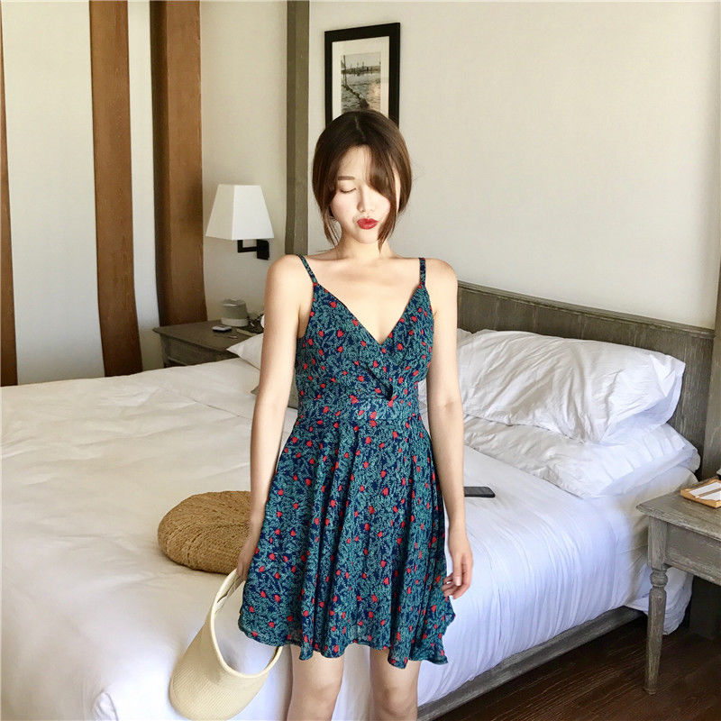 快看，海边小姐姐衣服好撩人，女人看了三回头，男人看了挪不开眼