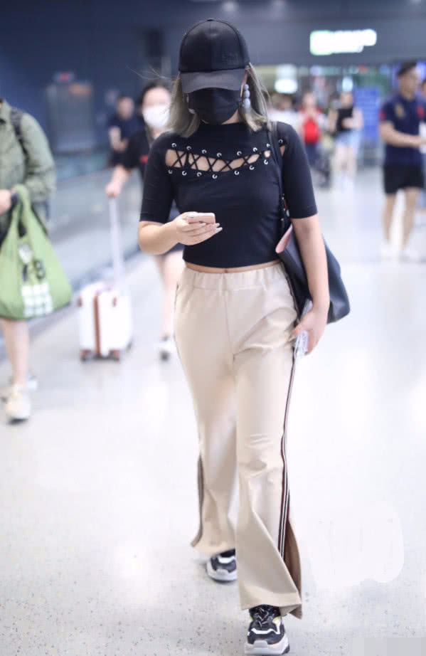 王菊真是够了，把T恤剪烂都没露出重点，还把腰上的赘肉挤出来!