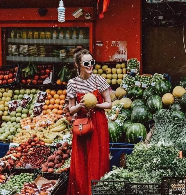  『红色』刺绣毛衣、浪漫百褶裙，这10件大红单品才美得惊艳。
