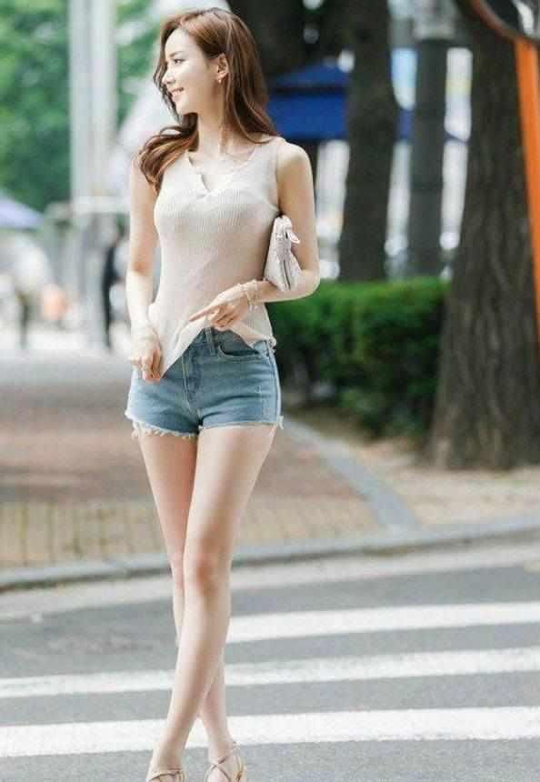 街拍:饱满身材的小姐姐们，走在街上都是一道美丽的风景