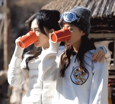 裸眼鉴怀孕?赵丽颖下场,对怀孕传闻进行辟谣:我们给大家劈个叉