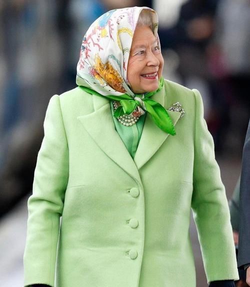  女强人■头一次见英国女王穿西装裤！一身灰西装变霸气女强人，终于不冻腿