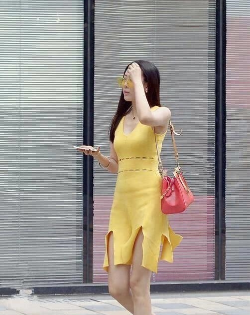 『女孩』街拍:紧身裙诠释了时尚的气息,把街道变成女孩秀身材的主场