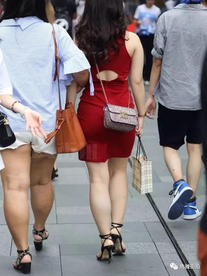 街拍:优点都是要展现出来的，美女的衣服设计真好