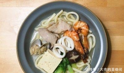  『海鲜』宅在家中吃美食：中式海鲜锅乌龙面+蒸芋头糕