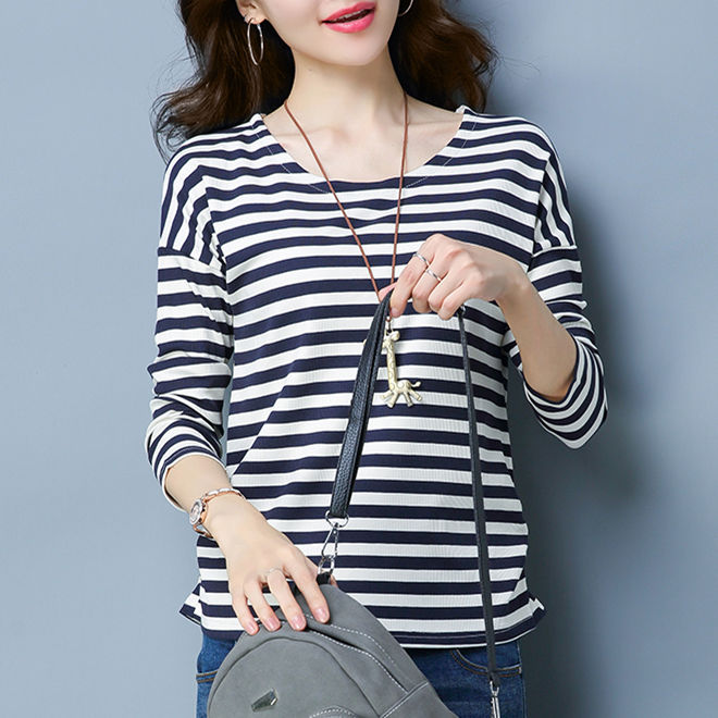 老婆一米55，但从不穿高跟鞋，穿这“小衫”+牛仔裤，显高到爆