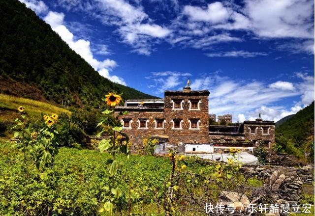 中国最神奇的县城,建立在悬崖上,全城仅一条主街道,想掉头都难