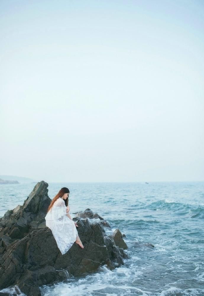 吊带美女性感大胸海边迷人写真图片