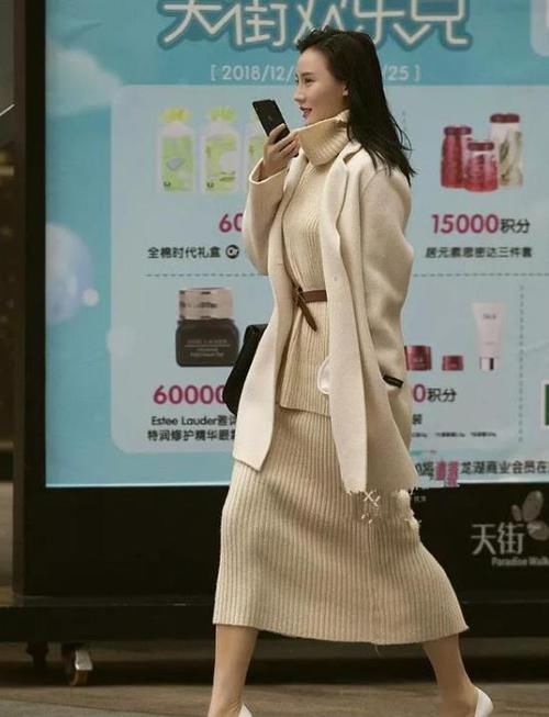  #气质#潮范儿女神来了，街拍：面带笑容的小姐姐，一件黑色上衣配蓝色牛仔裤，女神气质范