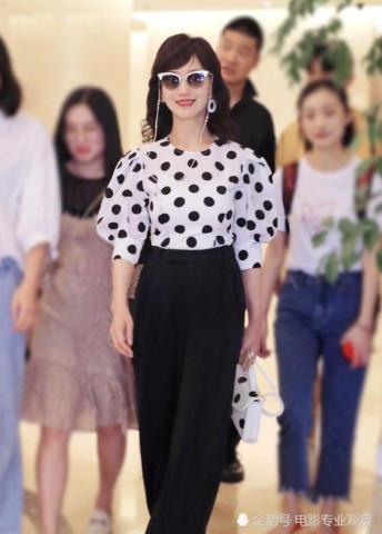 64岁不老女神赵雅芝，黑点上衣加阔腿裤，活脱脱一个美少女