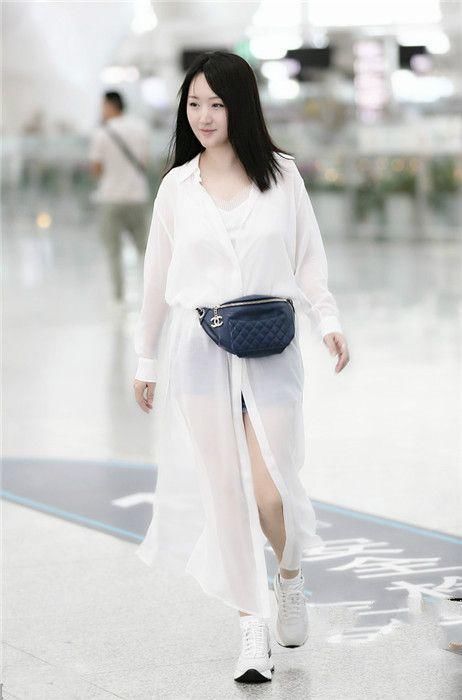 当杨钰莹和戚薇背同款腰包时,才见识到戚哥的时尚经有多高深!