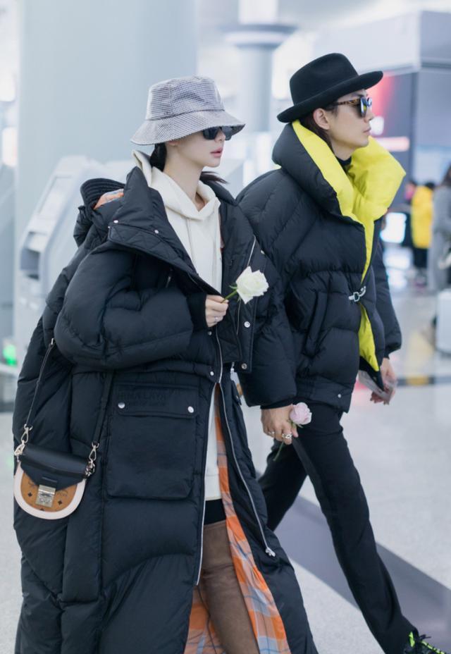  #毛绒#戚薇晒5岁女儿穿斑点毛绒睡衣扎一头小辫，长开的Lucky像大人