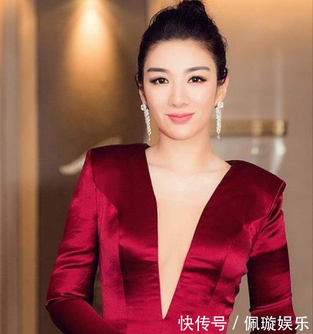 看了蒋勤勤的深V礼服,再看黄奕,才知道女人味的差距有多大!