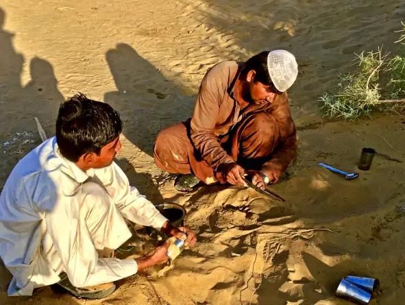 因过度捕捞导致沙漠化，村民晚上不敢关门睡觉，世人该警醒自己