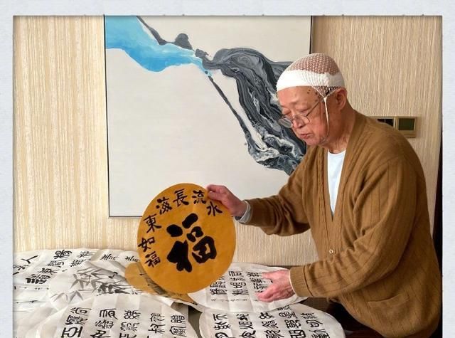  大方：秀恩爱还是炒作？潘粤明与绯闻女友大方互动！45岁迎“第二春”？