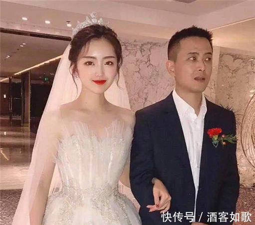  『误认』“最帅岳父”火了，参加婚礼被误认成“抢婚的”，新娘这是我爸