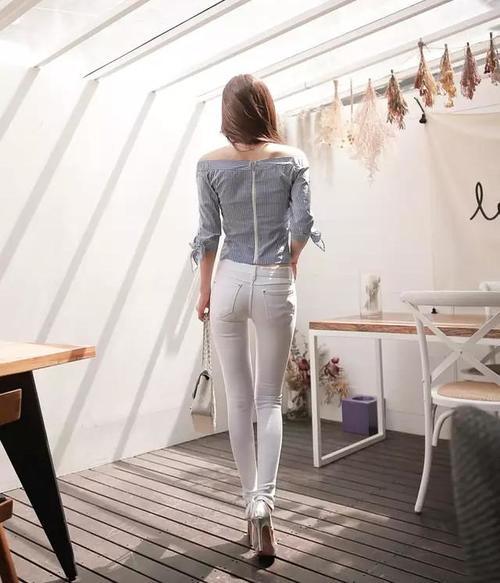 路人街拍，可爱小姐姐身材苗条，穿包臀裙凸显好身材，气质独特