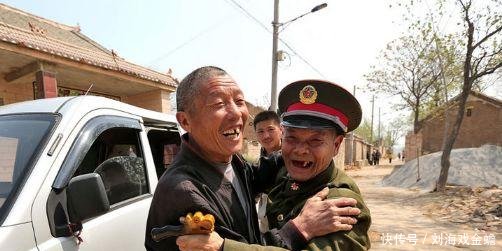 年的警卫员,为战友扫墓时,却意外发现了自己的